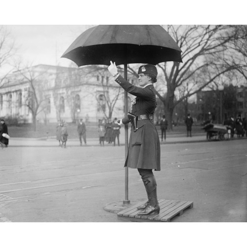 Leola N. King, Wife Of Cap. E.H. King, Med. Capt., circa 1918