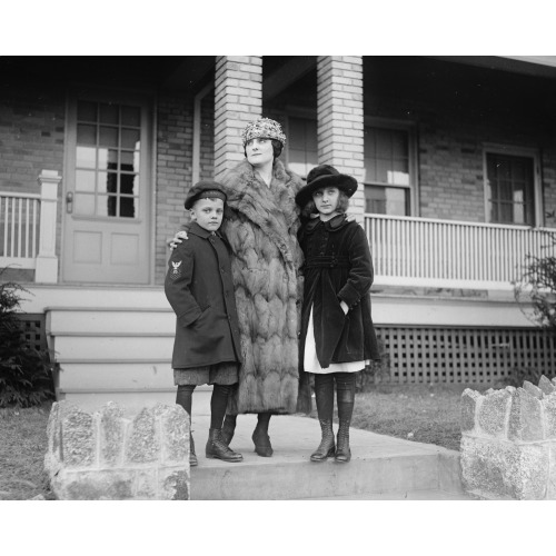 Madam Bonet & Children, 1920