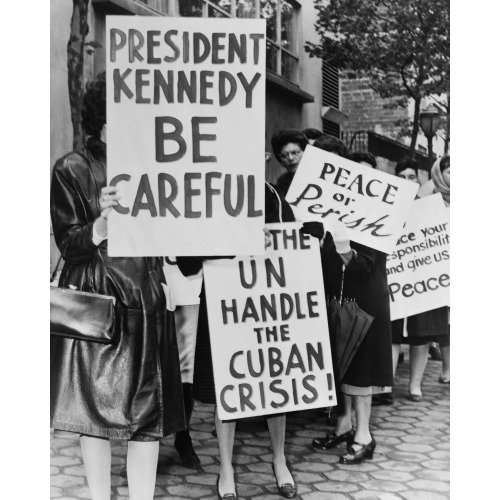 800 Women Strikers For Peace On 47 St Near The Un Bldg, 1962