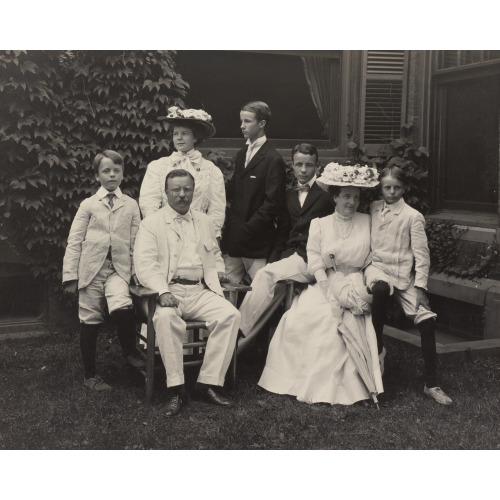 Mr. And Mrs. Theodore Roosevelt And Children, 1907