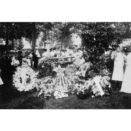 Wilbur Wright Funeral - Floral Decorations At The Grave