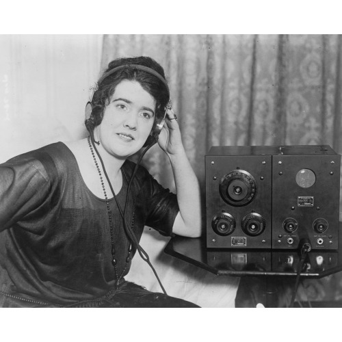 Hotel Vanderbilt Installs Radiophone Set - Here's The New Operator, 1922